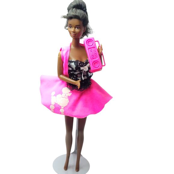 1990's Vintage African American Barbie Modern Poodle Skirt & Pink Jam Box - Picture 5 of 13